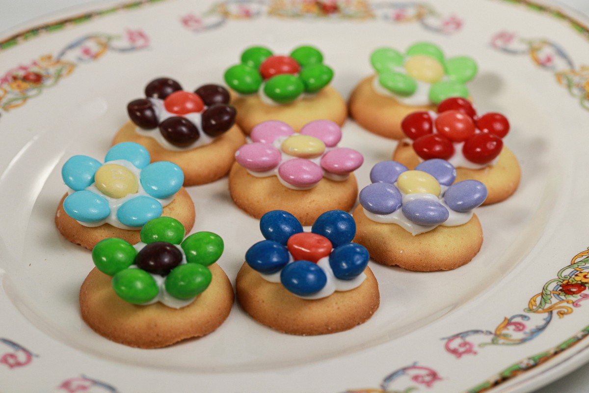 Gluten-free Vanilla Wafer Flowers